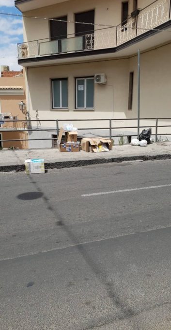 PATERNO': DISAGI PER LA RACCOLTA RIFIUTI, LE FOTO DEI NOSTRI LETTORI