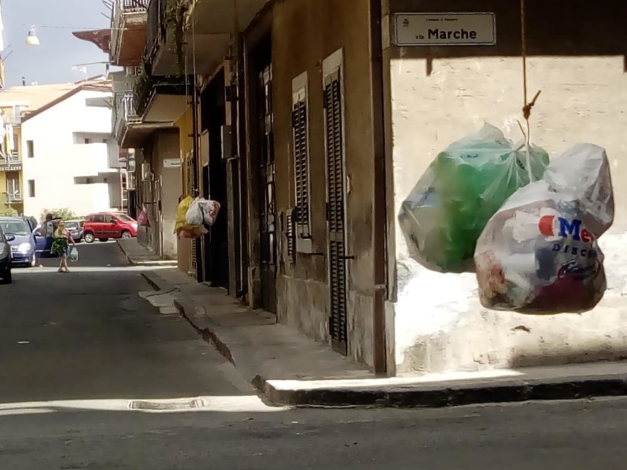 PATERNO': DISAGI PER LA RACCOLTA RIFIUTI, LE FOTO DEI NOSTRI LETTORI