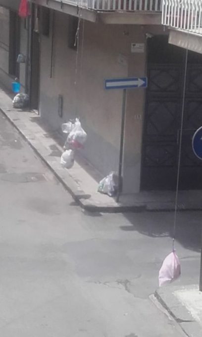 PATERNO': DISAGI PER LA RACCOLTA RIFIUTI, LE FOTO DEI NOSTRI LETTORI