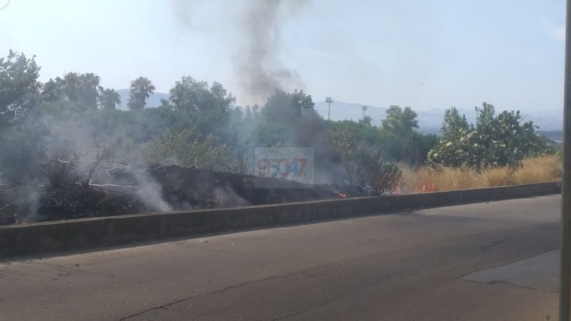 INCENDIO: ENNESIMO INCENDIO DI STERPAGLIE NEI PRESSI DI VIA E.BELLIA