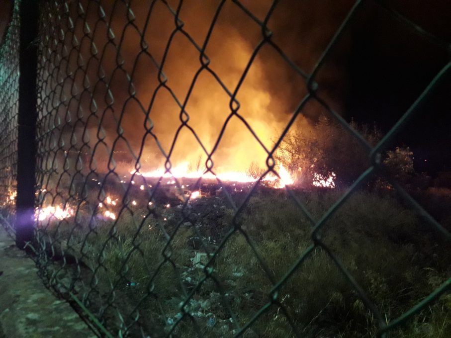 PATERNO’: STERPAGLIE A FUOCO VICINO ALLE CASE