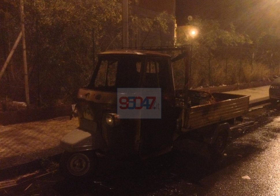 PATERNO': IN FIAMME UNA MOTOAPE NELLA NOTTE