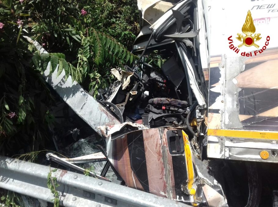 TIR SI RIBALTA ALLO SVINCOLO PER ACIREALE, UN FERITO IN PROGNOSI RISERVATA - LE FOTO
