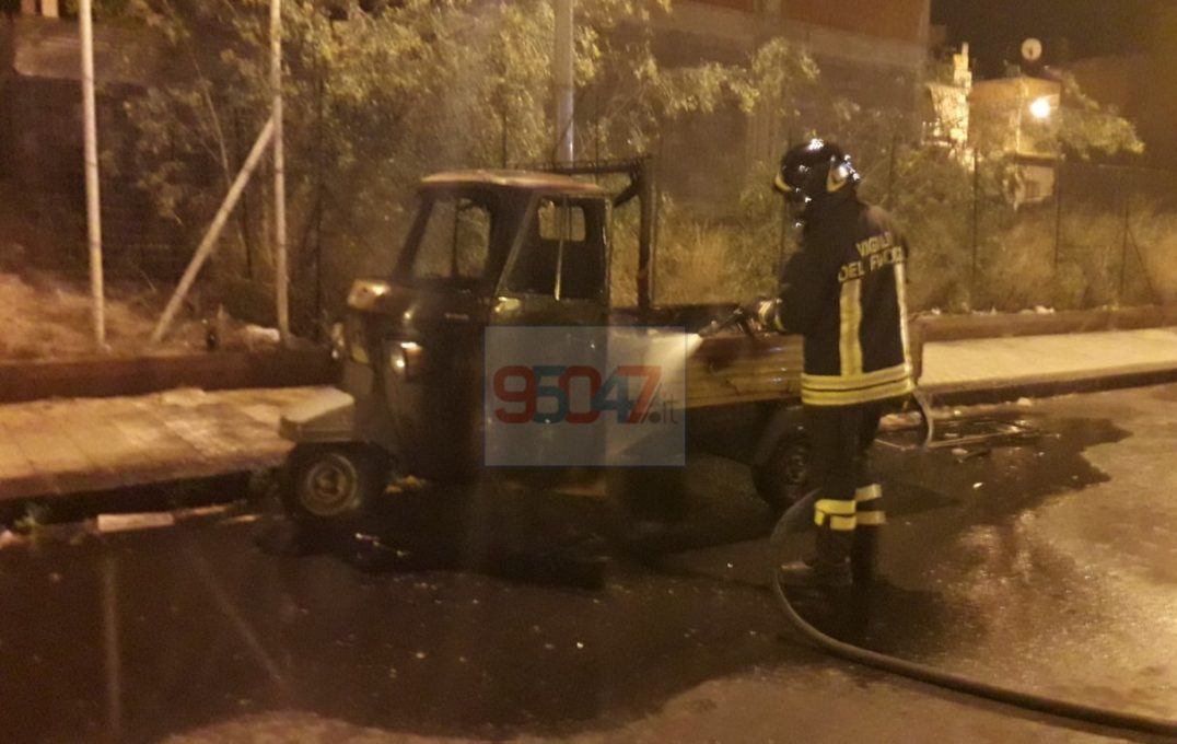 PATERNO': IN FIAMME UNA MOTOAPE NELLA NOTTE