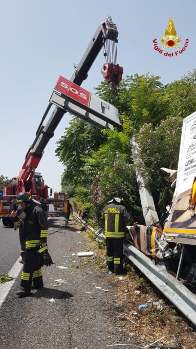 TIR SI RIBALTA ALLO SVINCOLO PER ACIREALE, UN FERITO IN PROGNOSI RISERVATA - LE FOTO
