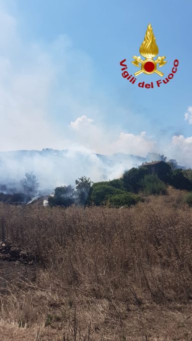 GRAVINA DI CATANIA: FIAMME MINACCIANO CASE - LE FOTO