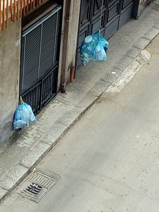 PATERNO': DISAGI PER LA RACCOLTA RIFIUTI, LE FOTO DEI NOSTRI LETTORI