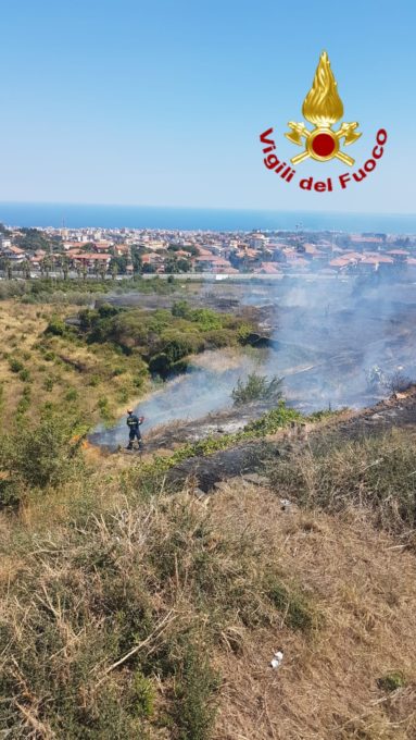 GRAVINA DI CATANIA: FIAMME MINACCIANO CASE - LE FOTO