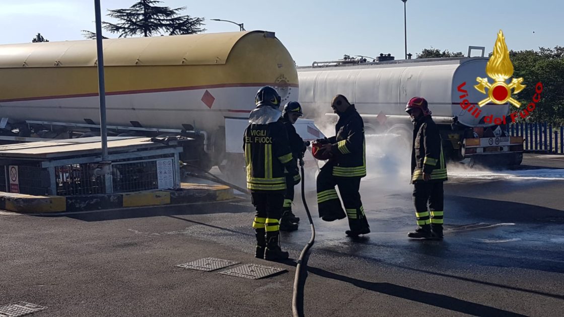 MASCALUCIA: CISTERNA PERDE GAS, INTERVENTO POMPIERI