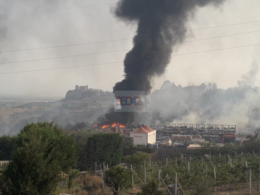 INCENDI A PATERNO' E MOTTA, ENORMI DANNI PER UN AZIENDA