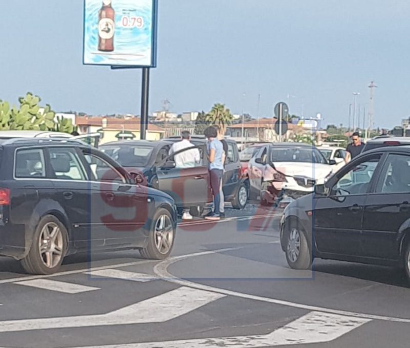BELPASSO: Tamponamento fra 4 auto nei pressi del centro commerciale