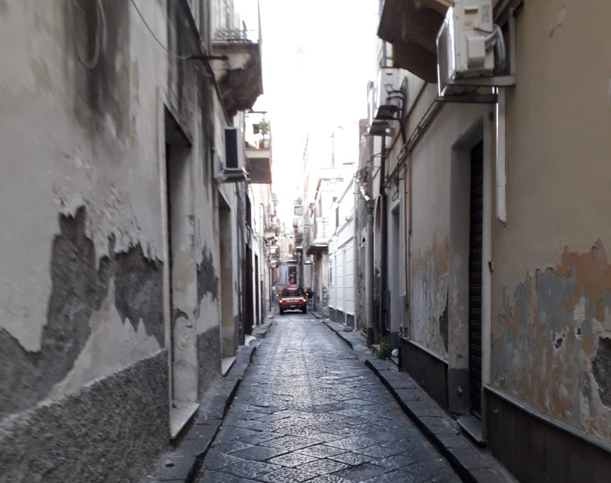 PATERNO': CADUTA DI CALCINACCI SUL POSTO I VIGILI DEL FUOCO