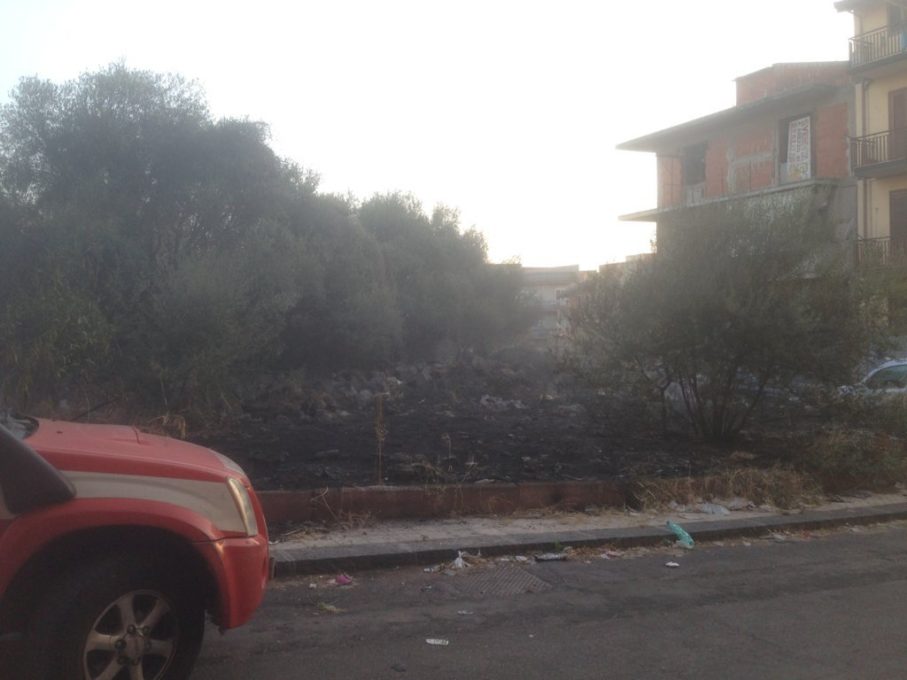 PATERNO': INTERVENTO DEI VIGILI DEL FUOCO PER UN INCENDIO DI STERPAGLIE