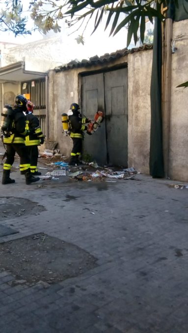 PATERNO': FIAMME IN UN CORTILE, SPAVENTO MA NESSUN FERITO