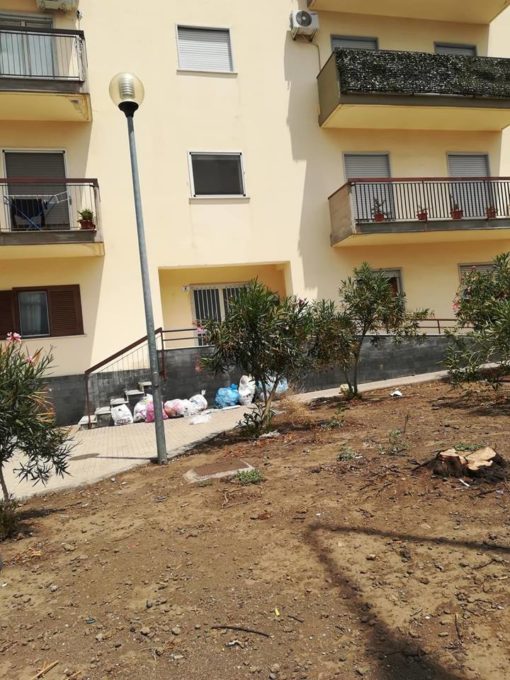 PATERNO': DISAGI PER LA RACCOLTA RIFIUTI, LE FOTO DEI NOSTRI LETTORI