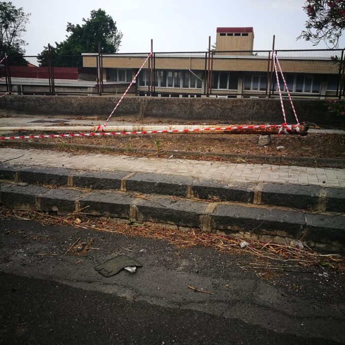 PATERNO': SFERZATA DAL VENTO, CADUTA ALBERI E DANNI - LE FOTO