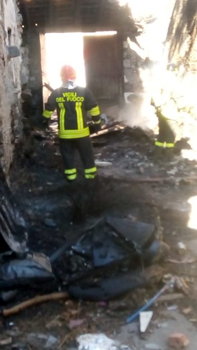 PATERNO': FIAMME IN UN CORTILE, SPAVENTO MA NESSUN FERITO