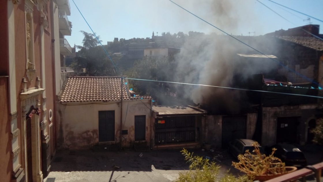 PATERNO': INCENDIO IN UN CORTILE