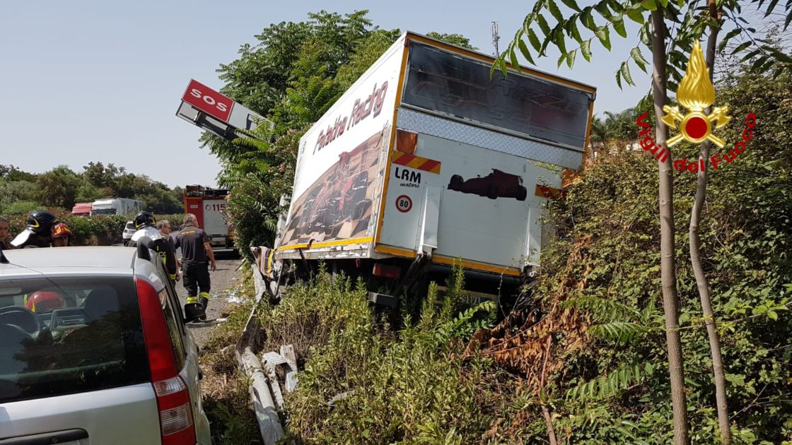 TIR SI RIBALTA ALLO SVINCOLO PER ACIREALE, UN FERITO IN PROGNOSI RISERVATA - LE FOTO