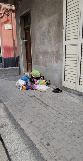 PATERNO': DISAGI PER LA RACCOLTA RIFIUTI, LE FOTO DEI NOSTRI LETTORI