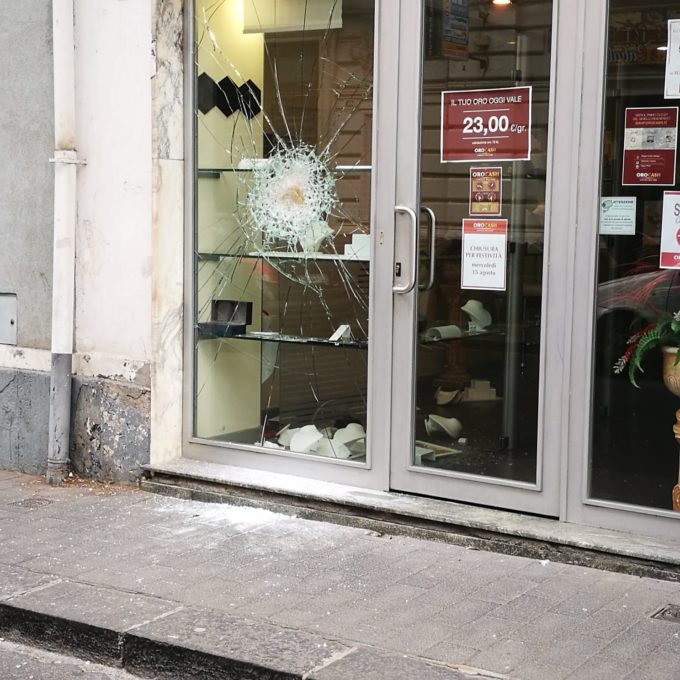 FURTO CON SCASSO IN PIENO GIORNO NELLA CENTRALISSIMA VIA VITTORIO EMANUELE