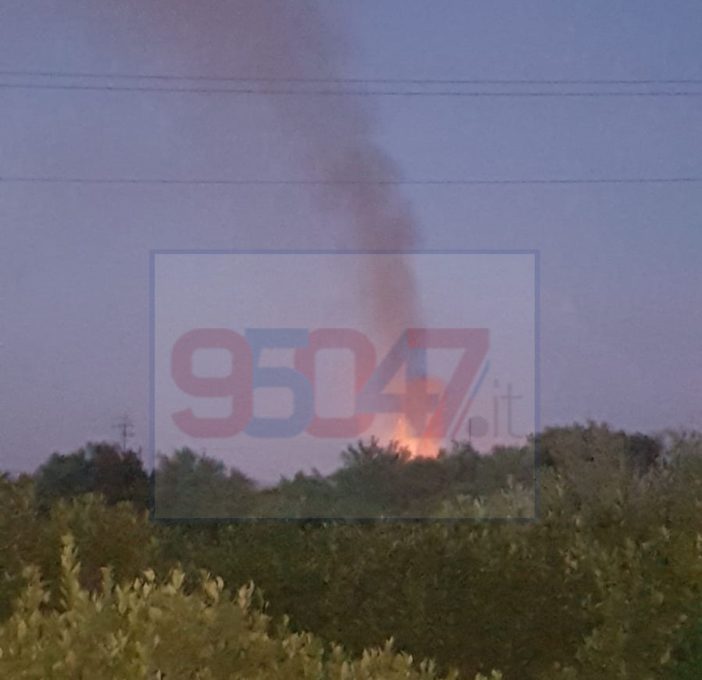 PATERNO':  IN CORSO INCENDIO NEI PRESSI DI SCHETTINO