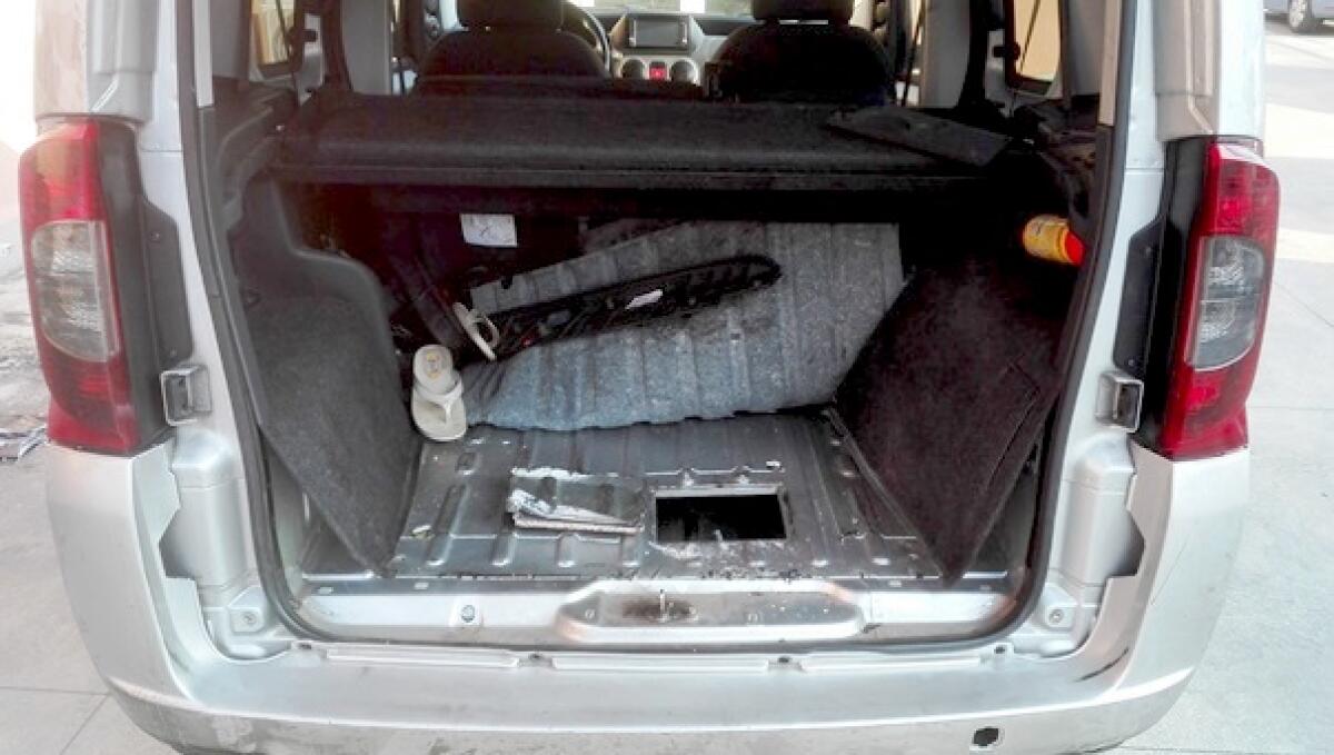 OLTRE TRE CHILI DI COCAINA NASCOSTI IN UN DOPPIOFONDO DEL COFANO: ARRESTATO DALLA POLIZIA DI STATO - 