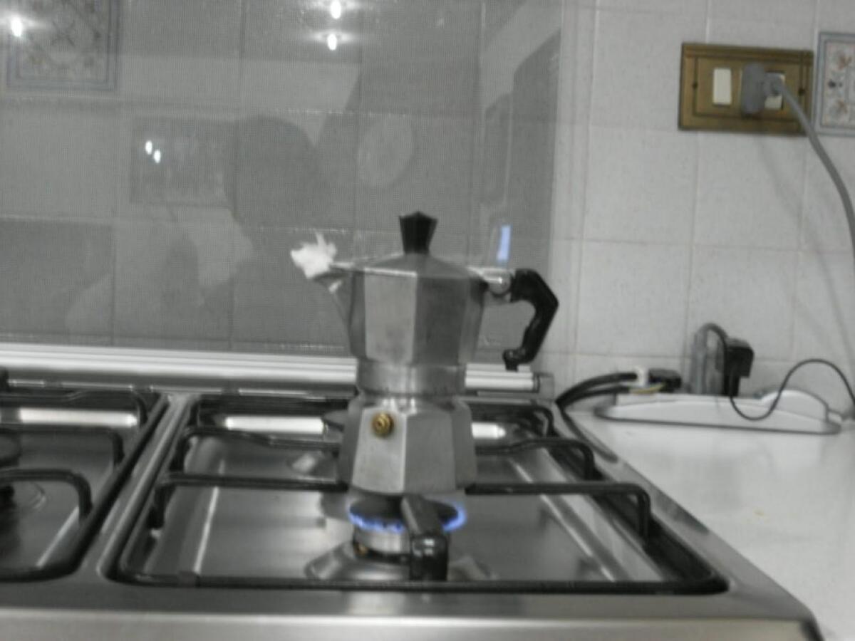 CATANIA: DIMENTICA LA CAFFETTIERA SUL FUOCO, ANZIANA SALVATA DALLA POLIZIA - 