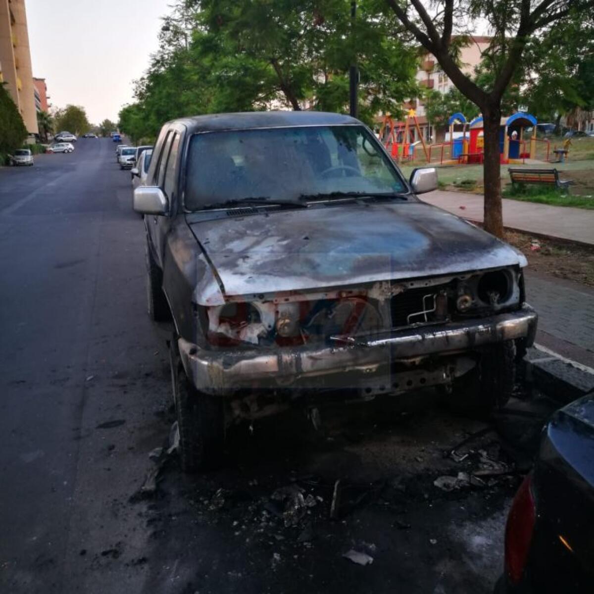 PATERNO', JEEP A FUOCO NELLA NOTTE IN VIALE DE PLATANI - 