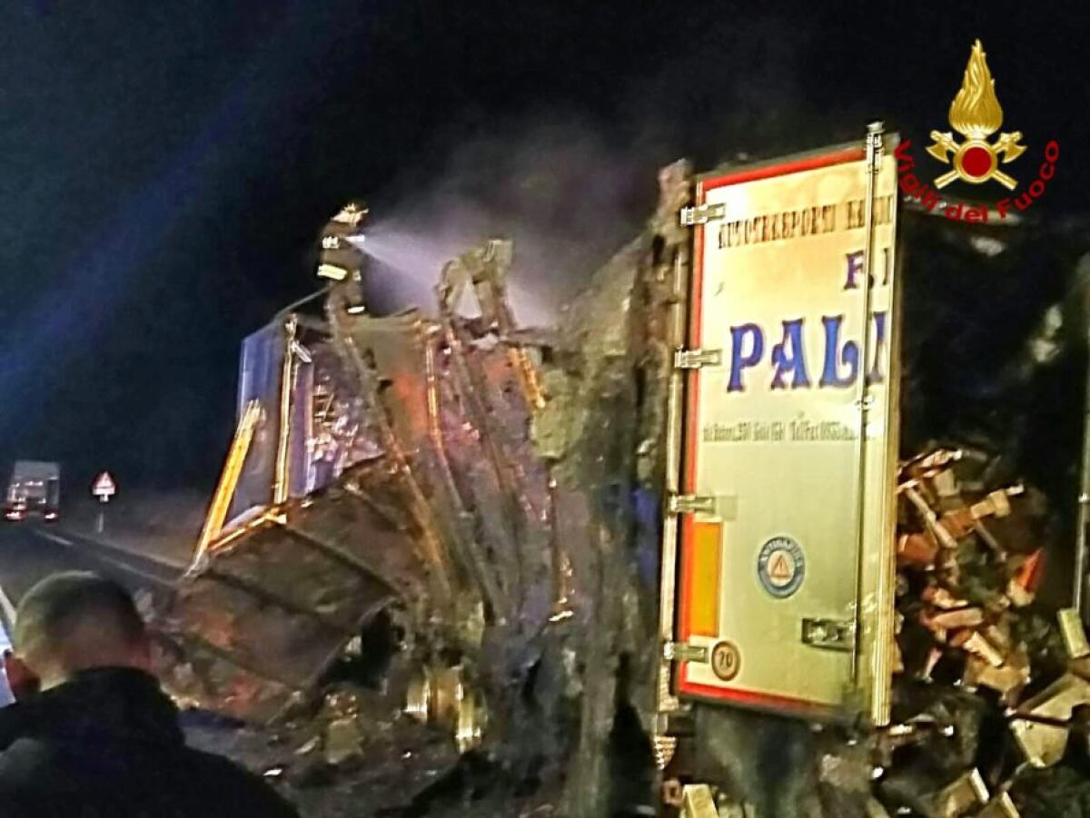 VIZZINI: IN FIAMME UN AUTOARTICOLATO, SALVO IL CONDUCENTE - 