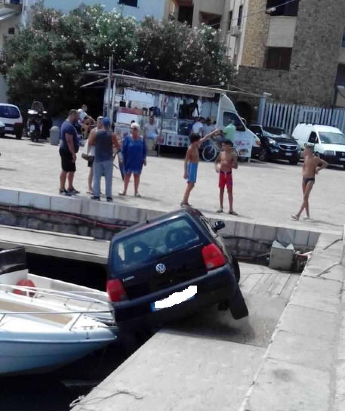 PALERMO: AUTO FINISCE SU BARCA ORMEGGIATA - 