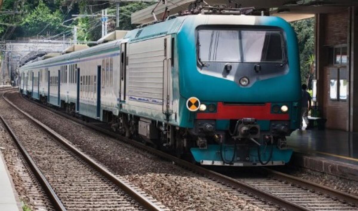 CALABRIA: TRENO INVESTE FAMIGLIA SUI BINARI, DUE BIMBI MORTI, GRAVE LA MADRE - 