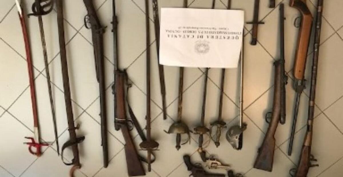 CATANIA: COLLEZIONAVA ARMI ANTICHE. SEQUESTRO DELLA POLIZIA DI STATO - 