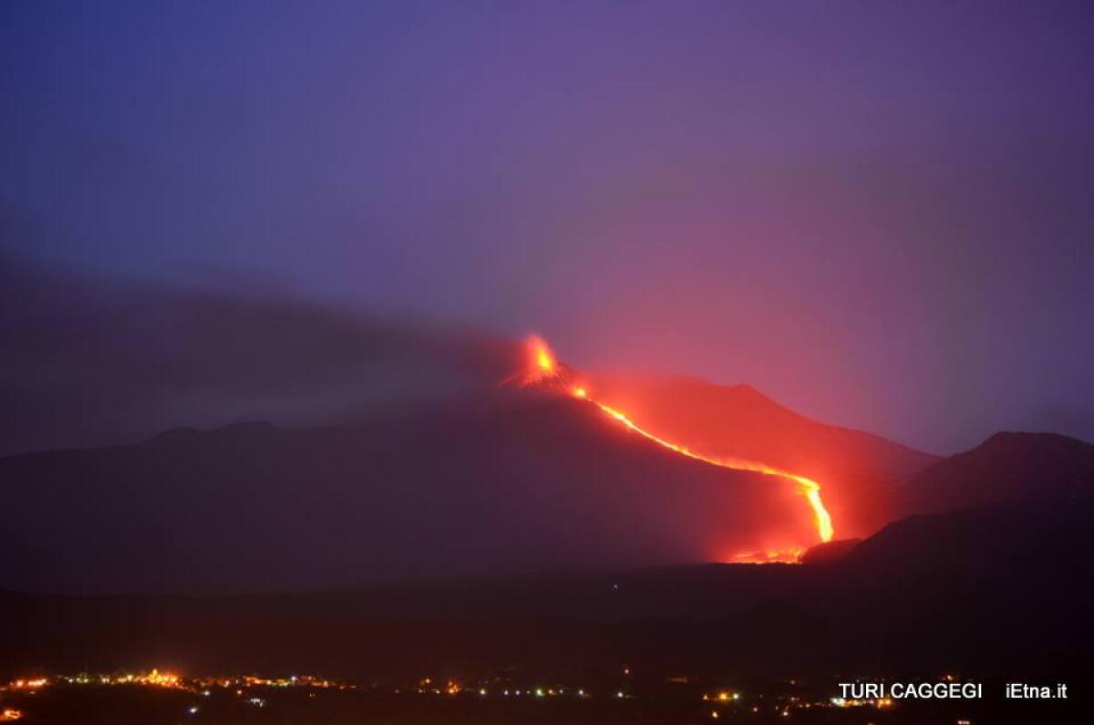 ETNA IN ERUZIONE , LAPILLI E LAVA - 