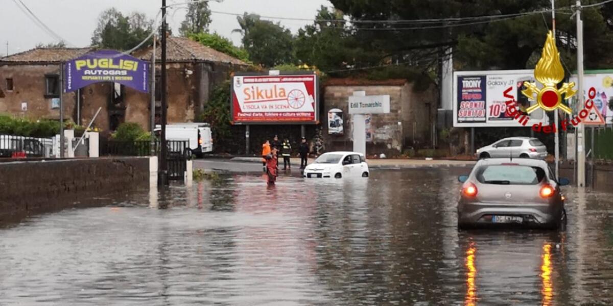 ACI SANT'ANTONIO: I VIGILI DEL FUOCO SALVANO DUE PERSONE BLOCCATE NELLA LORO AUTO - FOTO - 