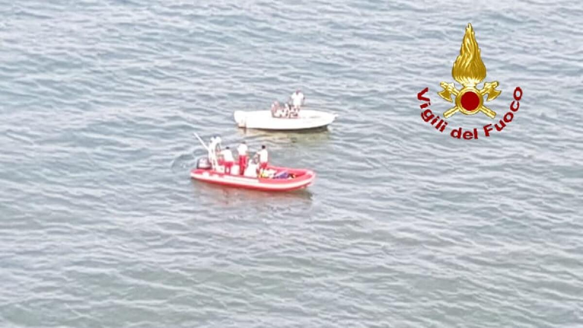 CATANIA: BARCA IN AVARIA, SALVATI DAI VIGILI DEL FUOCO - 
