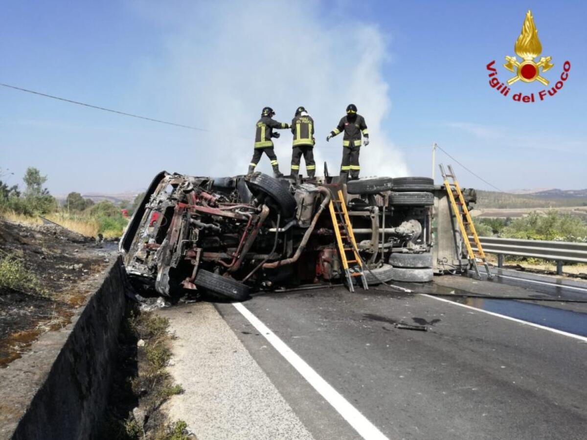 INCIDENTE SULLA SS417, AUTOCOMPATTATORE SI RIBALTA E PRENDE FUOCO - 