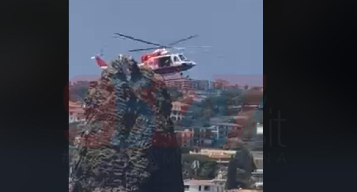 ACITREZZA: RAGAZZO SCIVOLA DAGLI SCOGLI E FINISCE IN MARE, INTERVENTO DEI VIGILI DEL FUOCO - 