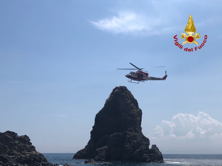 ACITREZZA: 14ENNE SI FERISCE SU FARAGLIONE, SALVO - FOTO