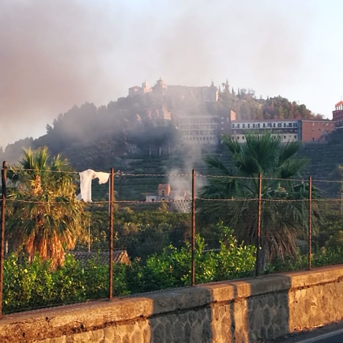 PATERNO’: INCENDIO, COLONNA DI FUMO NERO BEN VISIBILE IN CITTÀ