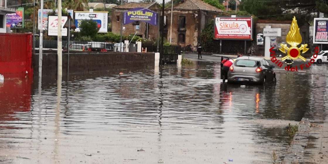 ACI SANT'ANTONIO: I VIGILI DEL FUOCO SALVANO DUE PERSONE BLOCCATE NELLA LORO AUTO - FOTO