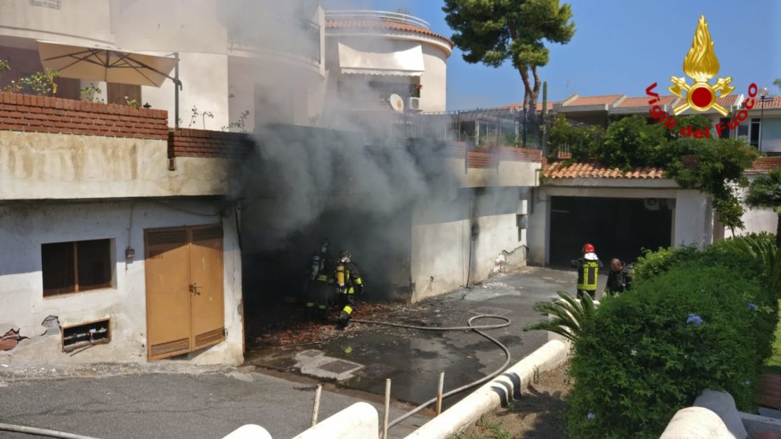 ACICASTELLO: INCENDIO NEL GARAGE DI UN'ABITAZIONE, INTERVENTO DEI VVFF