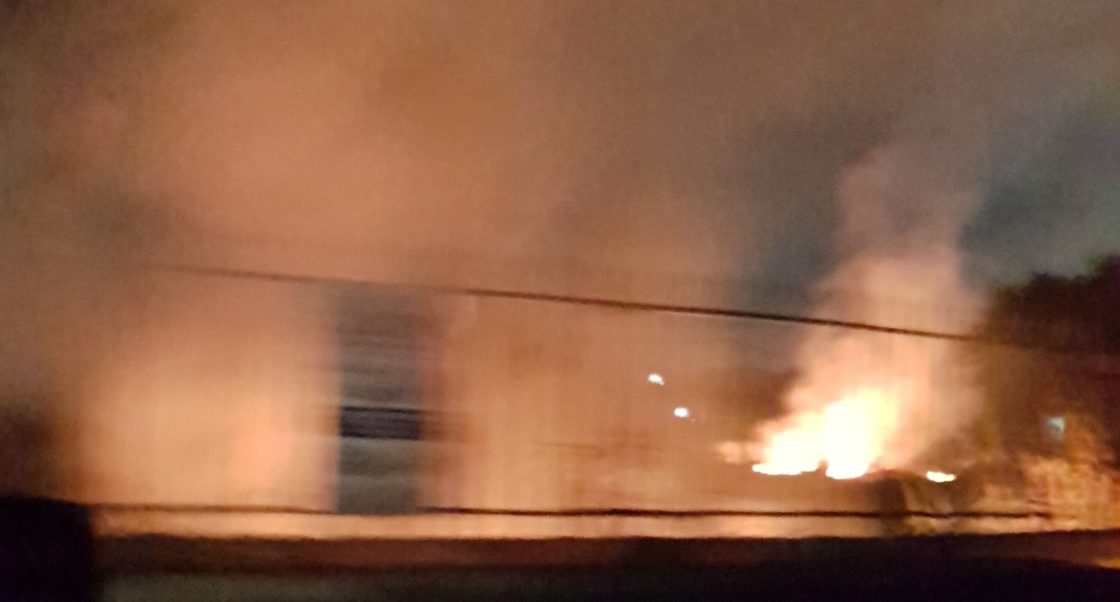 PATERNO': INCENDIO DI STERPAGLIE IN ZONA TRE FONTANE, INTERVENTO DEI VIGILI DEL FUOCO