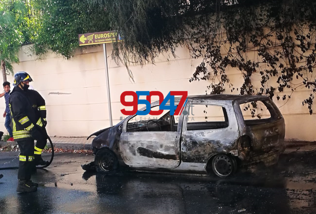 PATERNO': AUTO IN FIAMME IN VIA SARDEGNA