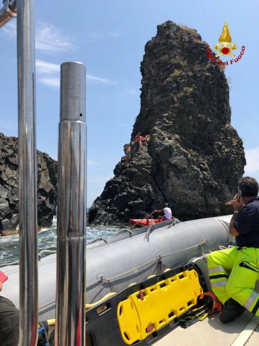ACITREZZA: 14ENNE SI FERISCE SU FARAGLIONE, SALVO - FOTO