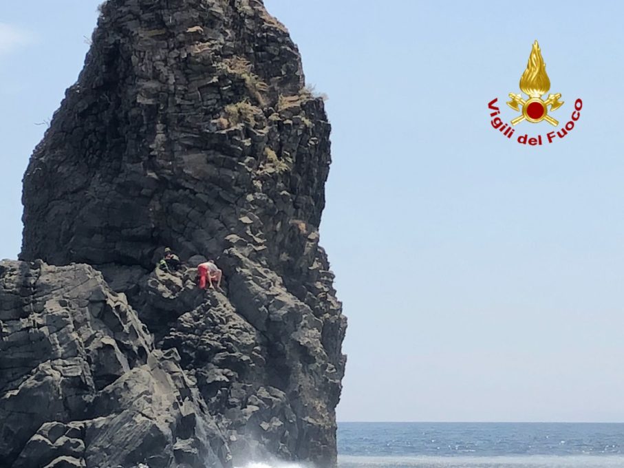 ACITREZZA: 14ENNE SI FERISCE SU FARAGLIONE, SALVO - FOTO