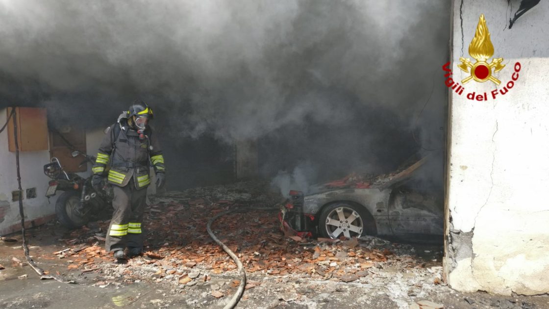 ACICASTELLO: INCENDIO NEL GARAGE DI UN'ABITAZIONE, INTERVENTO DEI VVFF