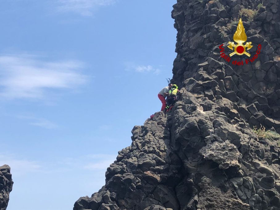 ACITREZZA: 14ENNE SI FERISCE SU FARAGLIONE, SALVO - FOTO