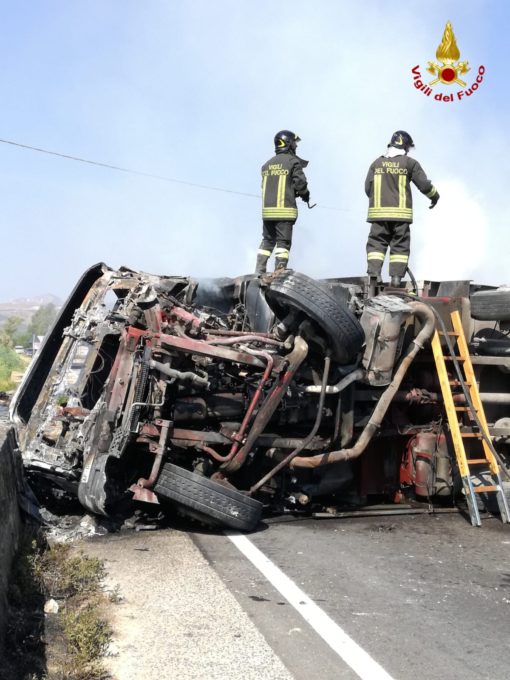 INCIDENTE SULLA SS417, AUTOCOMPATTATORE SI RIBALTA E PRENDE FUOCO