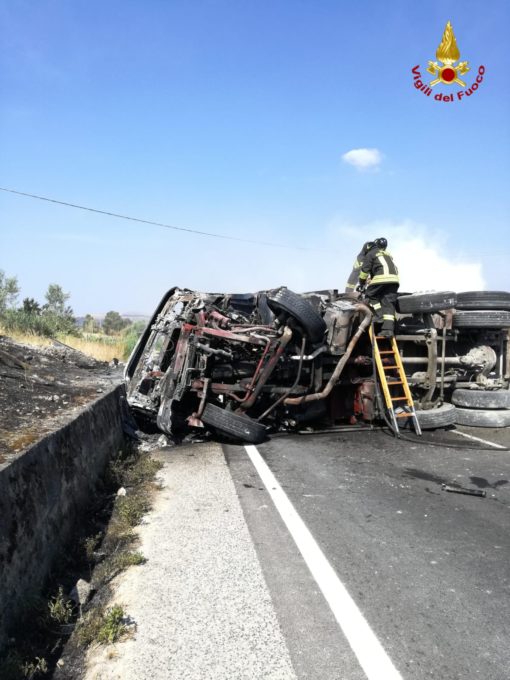 INCIDENTE SULLA SS417, AUTOCOMPATTATORE SI RIBALTA E PRENDE FUOCO